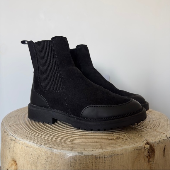 Old Navy Black Ankle Girl’s Boots with Stretchy Upper and Chunky Sole Size 2 - Picture 1 of 10